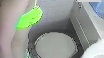 Swimsuit Girl Toilet Peeing screenshot 3