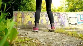 Elizabeth - Pissing scene screenshot 1
