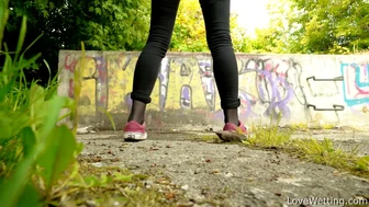 Elizabeth - Pissing scene screenshot 2