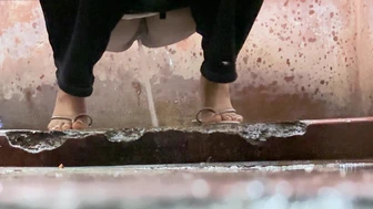 asian girl pissing screenshot 4