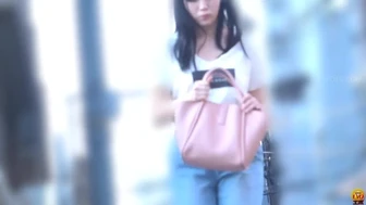 DLEE-426 01 OLs, schoolgirls on the way home and women found in the city peeing standing up on hidden cameras in public toilets screenshot 2