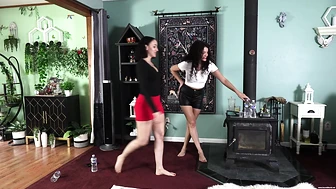 Jasmine And Lee's Holding Contest screenshot 1