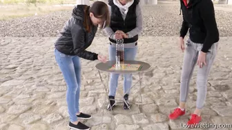 Gabi Mavali + Laura Nellis - Piss game screenshot 1