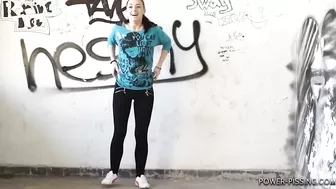 Annie - Desperate to pee (006) screenshot 4
