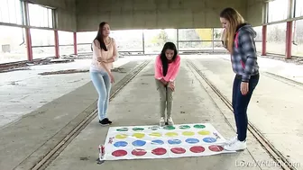 Lexi Dona + Morgan - Twister game screenshot 2