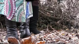 Girls pee in the park at the wedding 7 screenshot 3